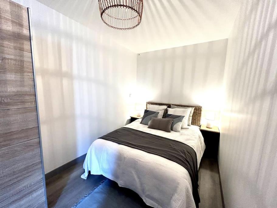 Cote Cour - Appartement En Plein Centre-Ville & Proche Des Thermes ロシュフォール エクステリア 写真