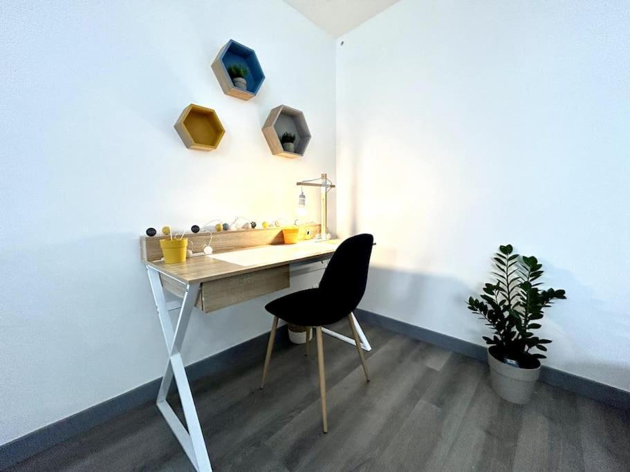 Cote Cour - Appartement En Plein Centre-Ville & Proche Des Thermes ロシュフォール エクステリア 写真