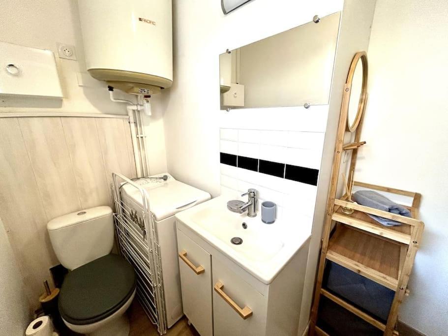 Cote Cour - Appartement En Plein Centre-Ville & Proche Des Thermes ロシュフォール エクステリア 写真